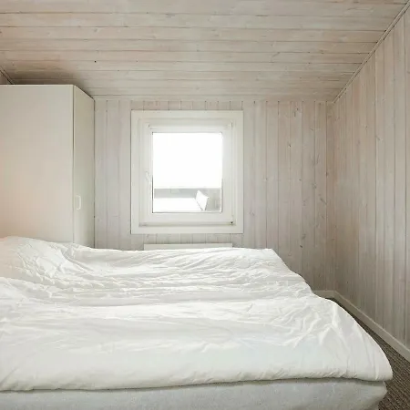 10 Person In Bl Vand * Blåvand